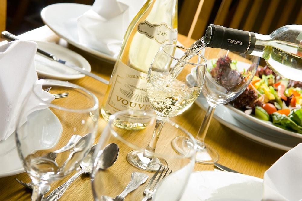 Ramada By Wyndham Cheltenham Golden Valley エクステリア 写真