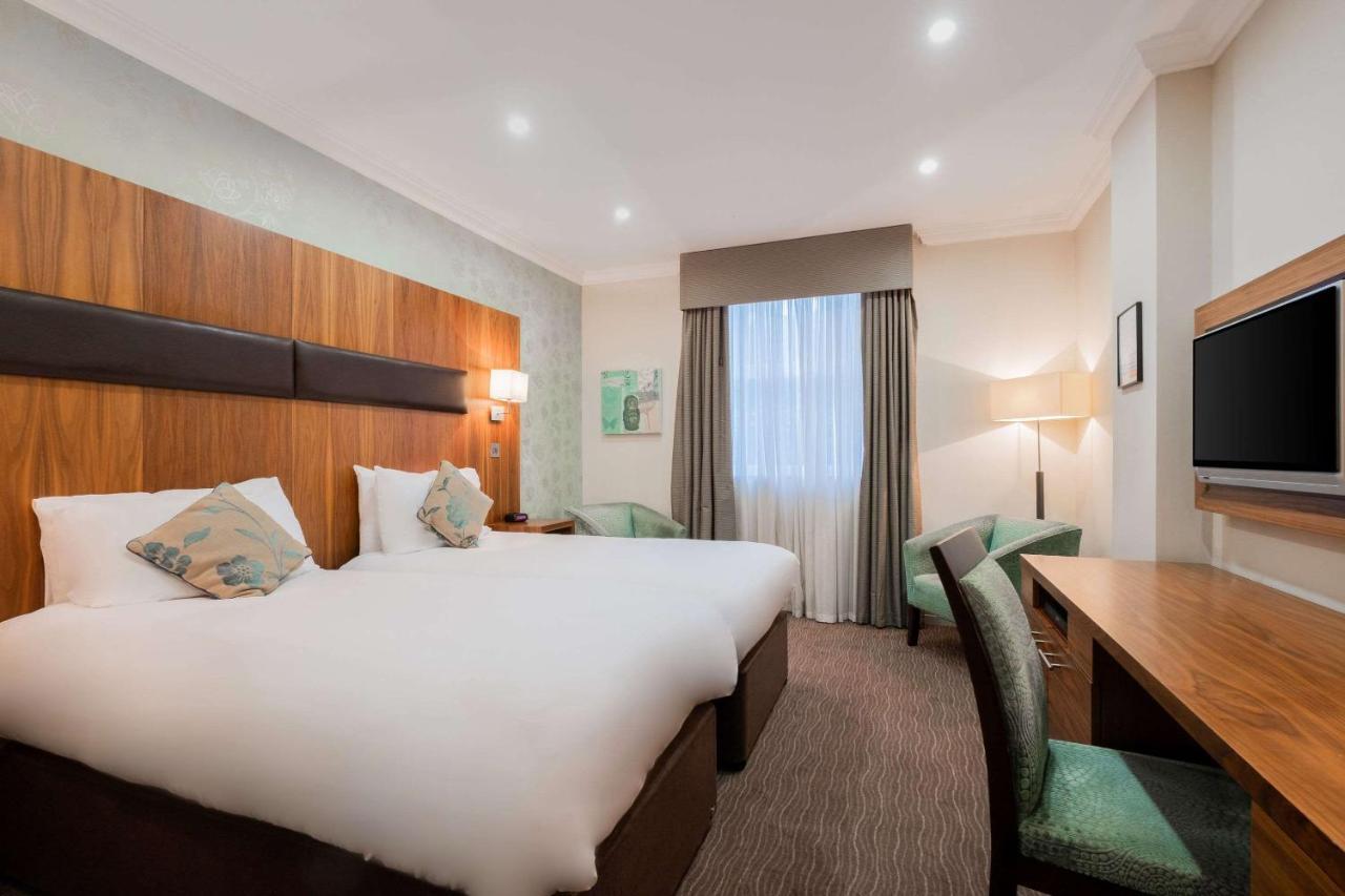 Ramada By Wyndham Cheltenham Golden Valley エクステリア 写真