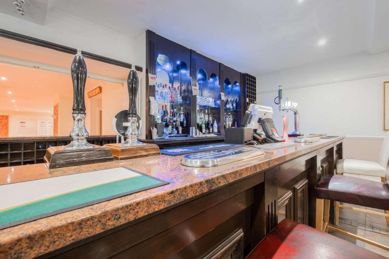 Ramada By Wyndham Cheltenham Golden Valley エクステリア 写真