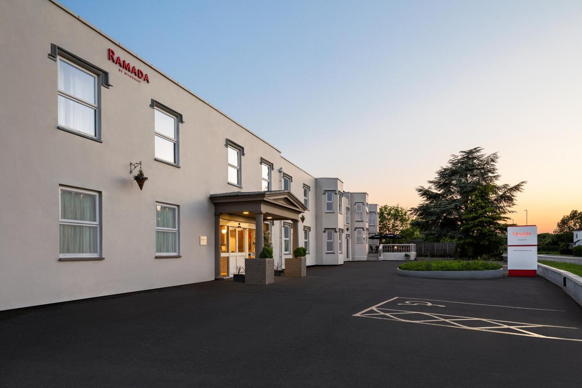 Ramada By Wyndham Cheltenham Golden Valley エクステリア 写真