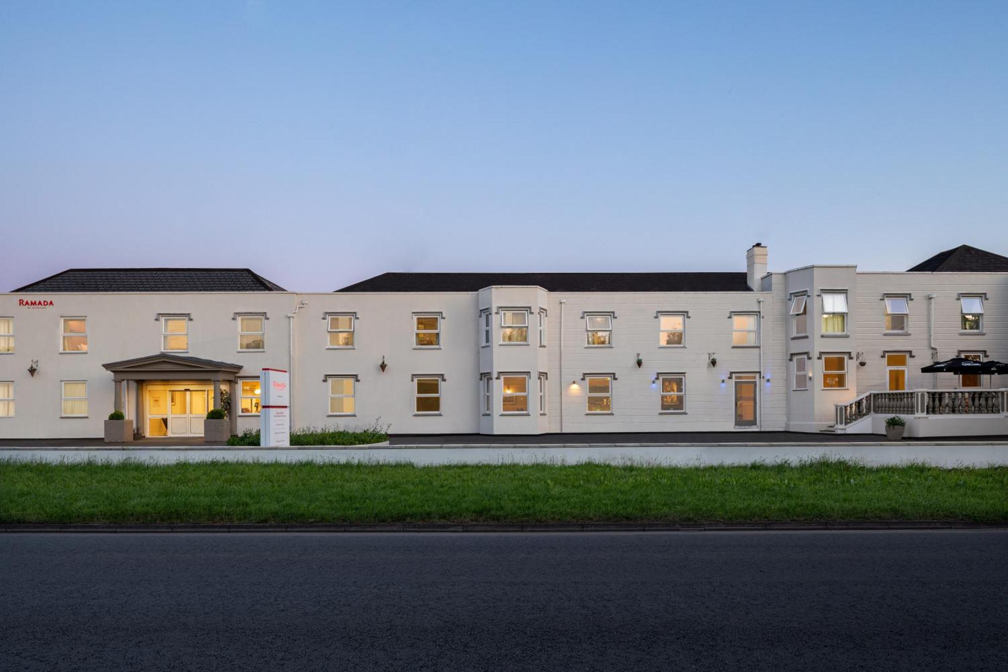 Ramada By Wyndham Cheltenham Golden Valley エクステリア 写真