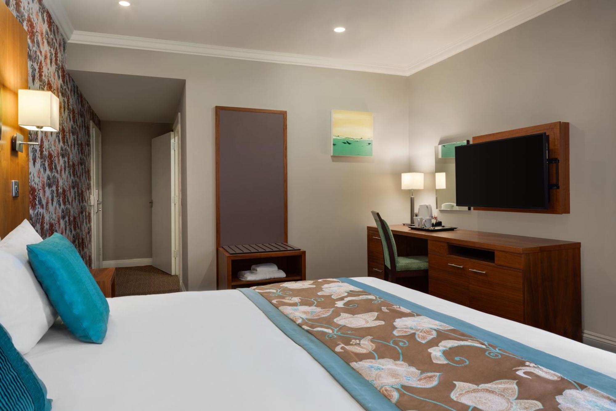 Ramada By Wyndham Cheltenham Golden Valley エクステリア 写真