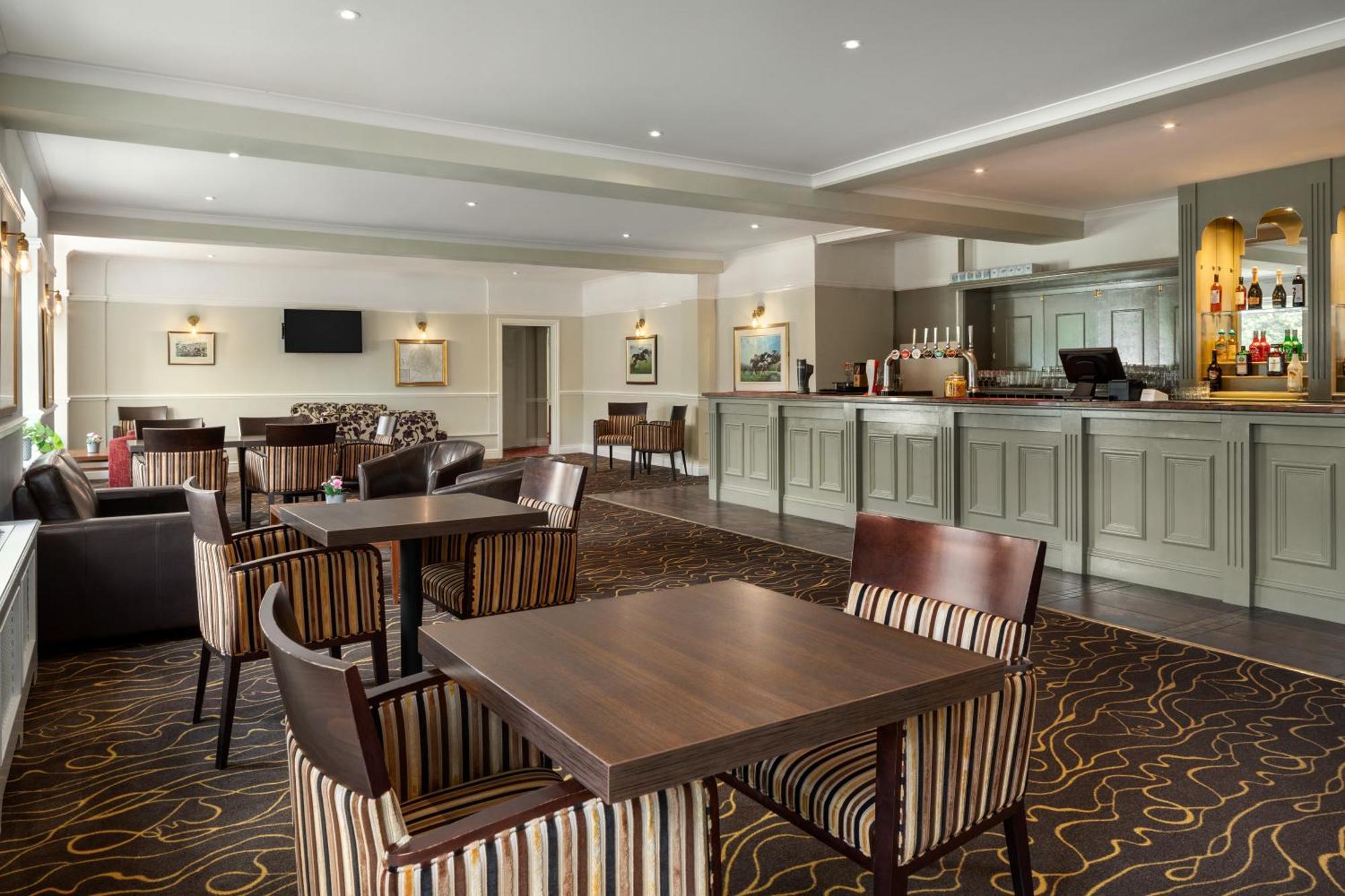 Ramada By Wyndham Cheltenham Golden Valley エクステリア 写真