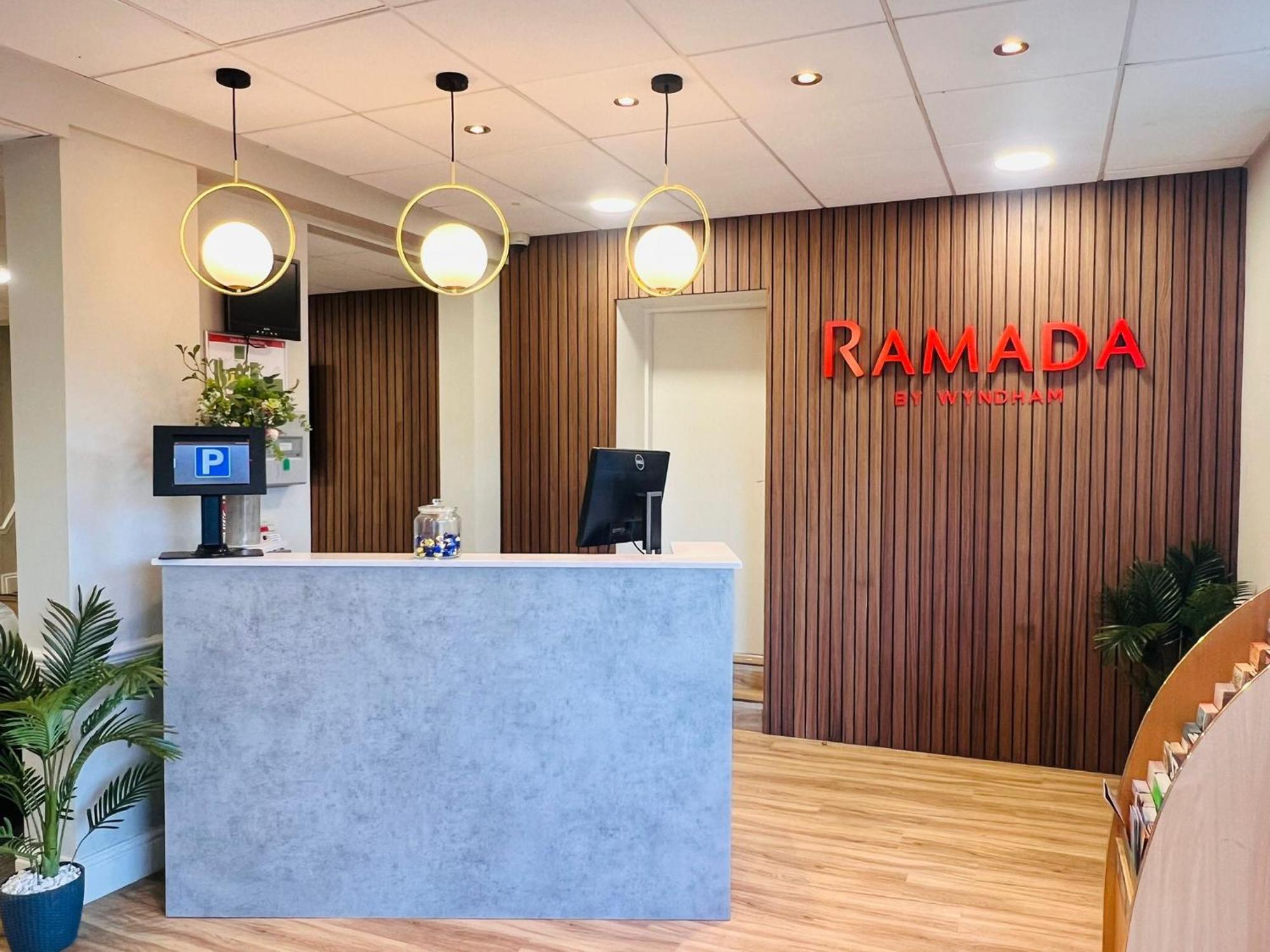 Ramada By Wyndham Cheltenham Golden Valley エクステリア 写真