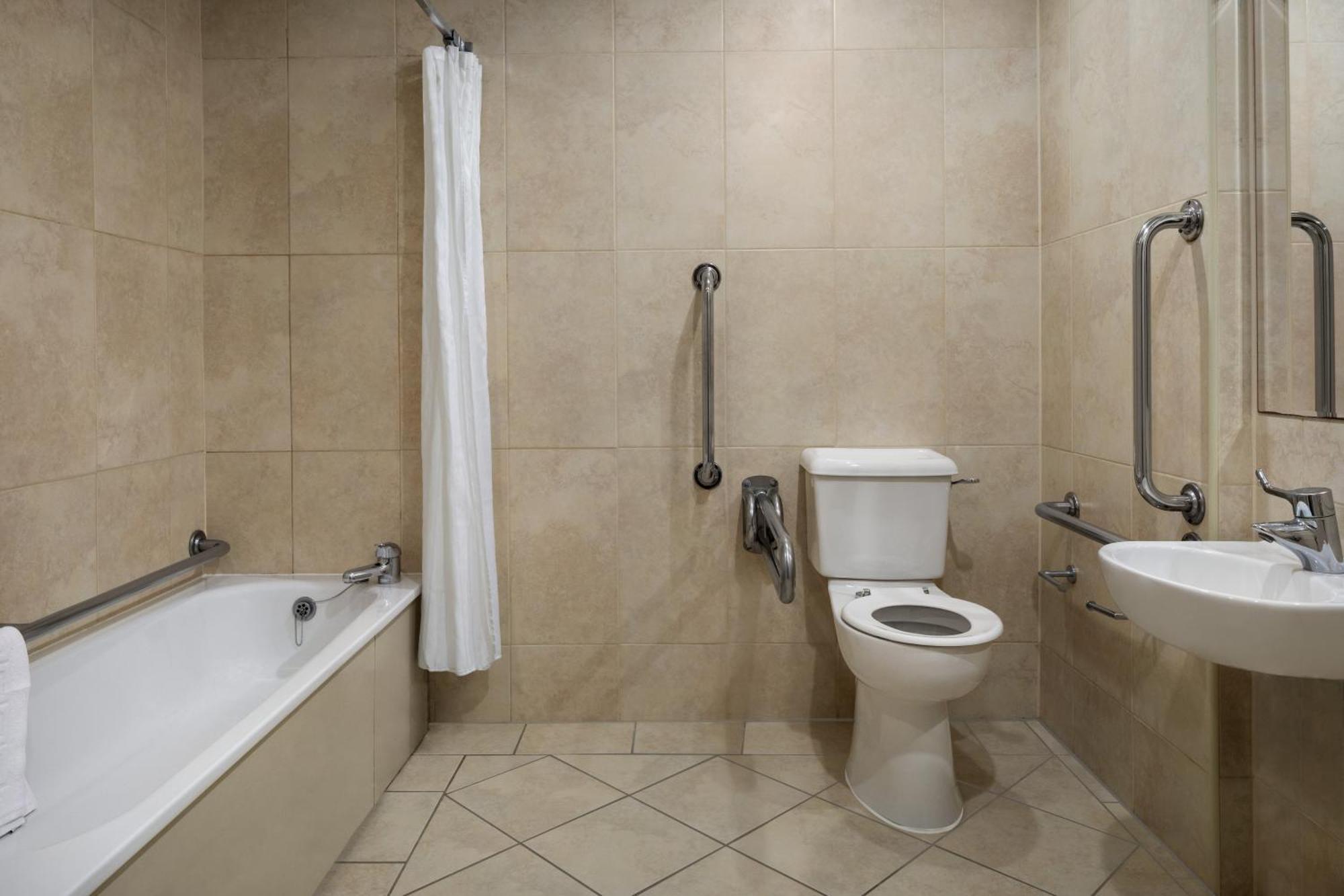 Ramada By Wyndham Cheltenham Golden Valley エクステリア 写真