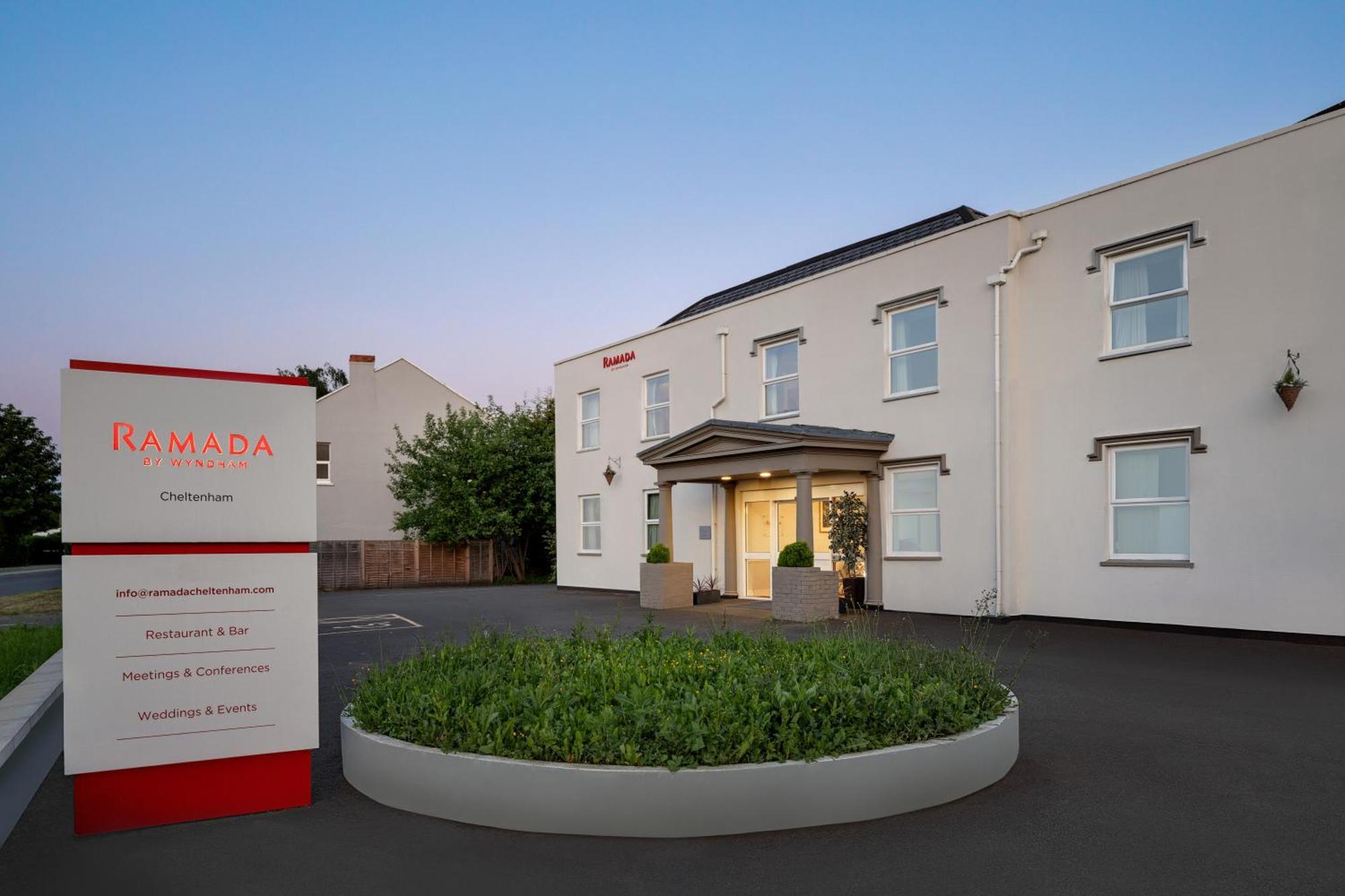 Ramada By Wyndham Cheltenham Golden Valley エクステリア 写真