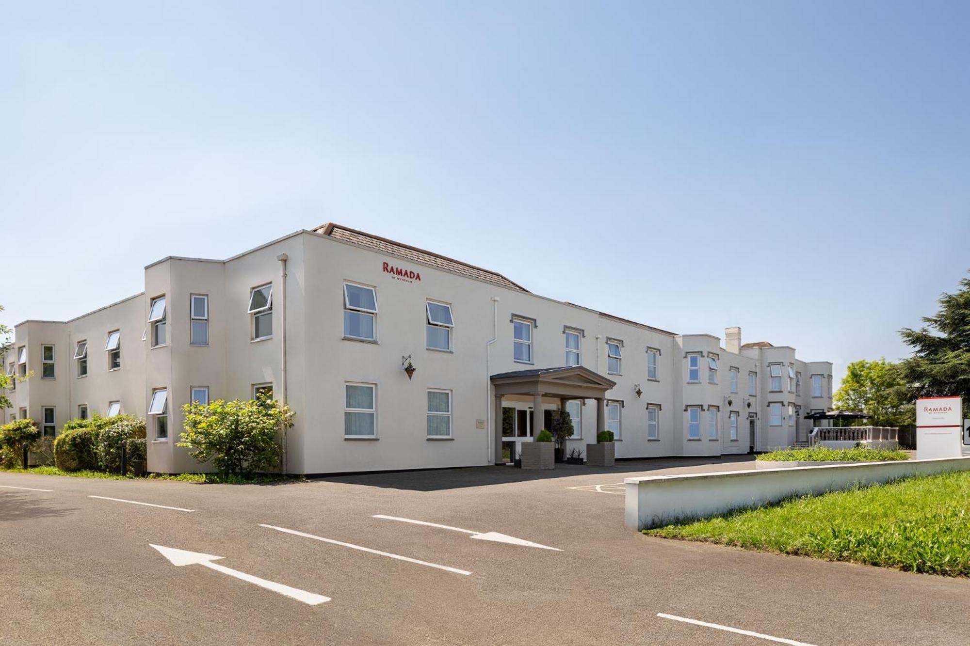 Ramada By Wyndham Cheltenham Golden Valley エクステリア 写真