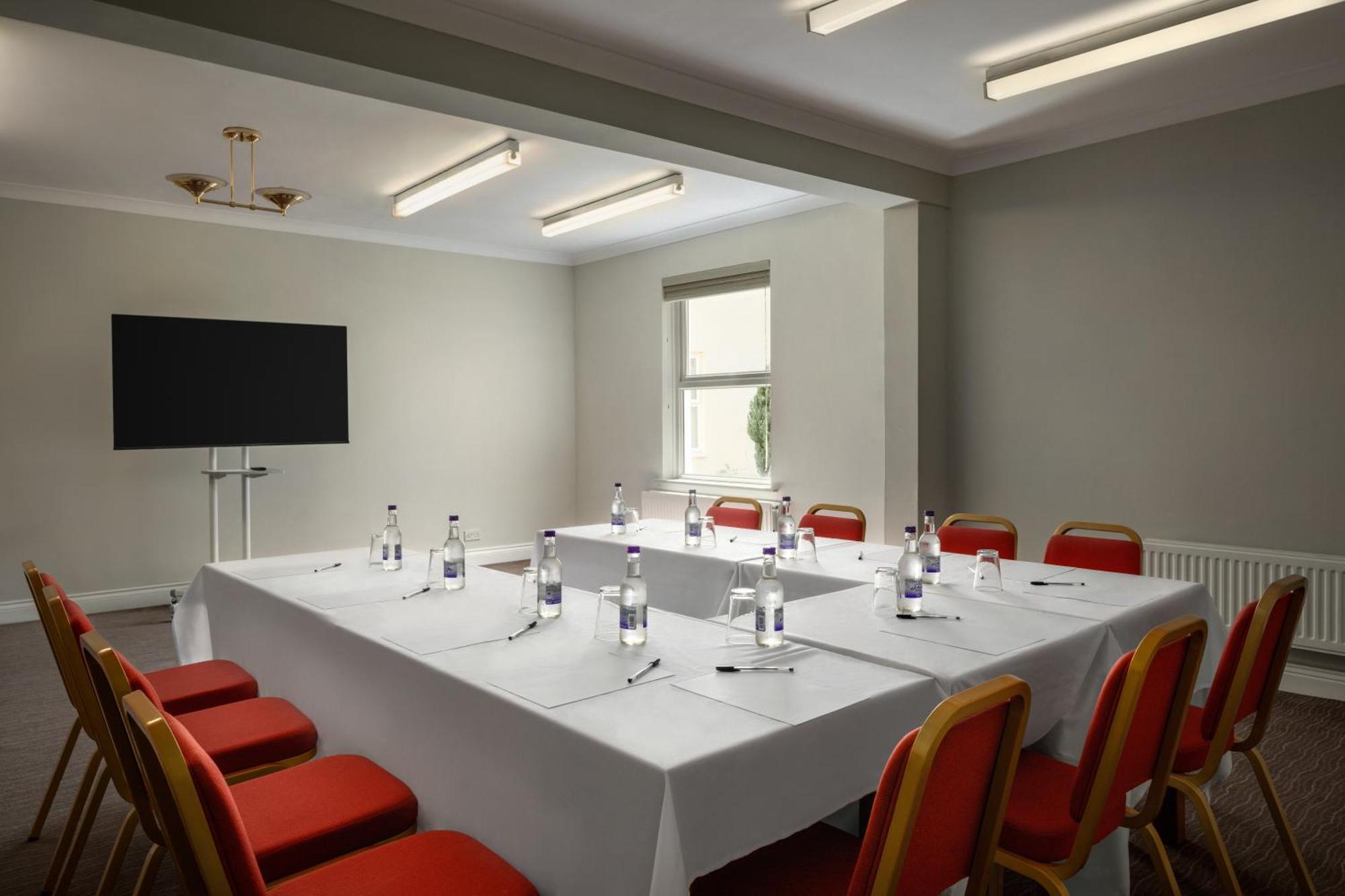 Ramada By Wyndham Cheltenham Golden Valley エクステリア 写真