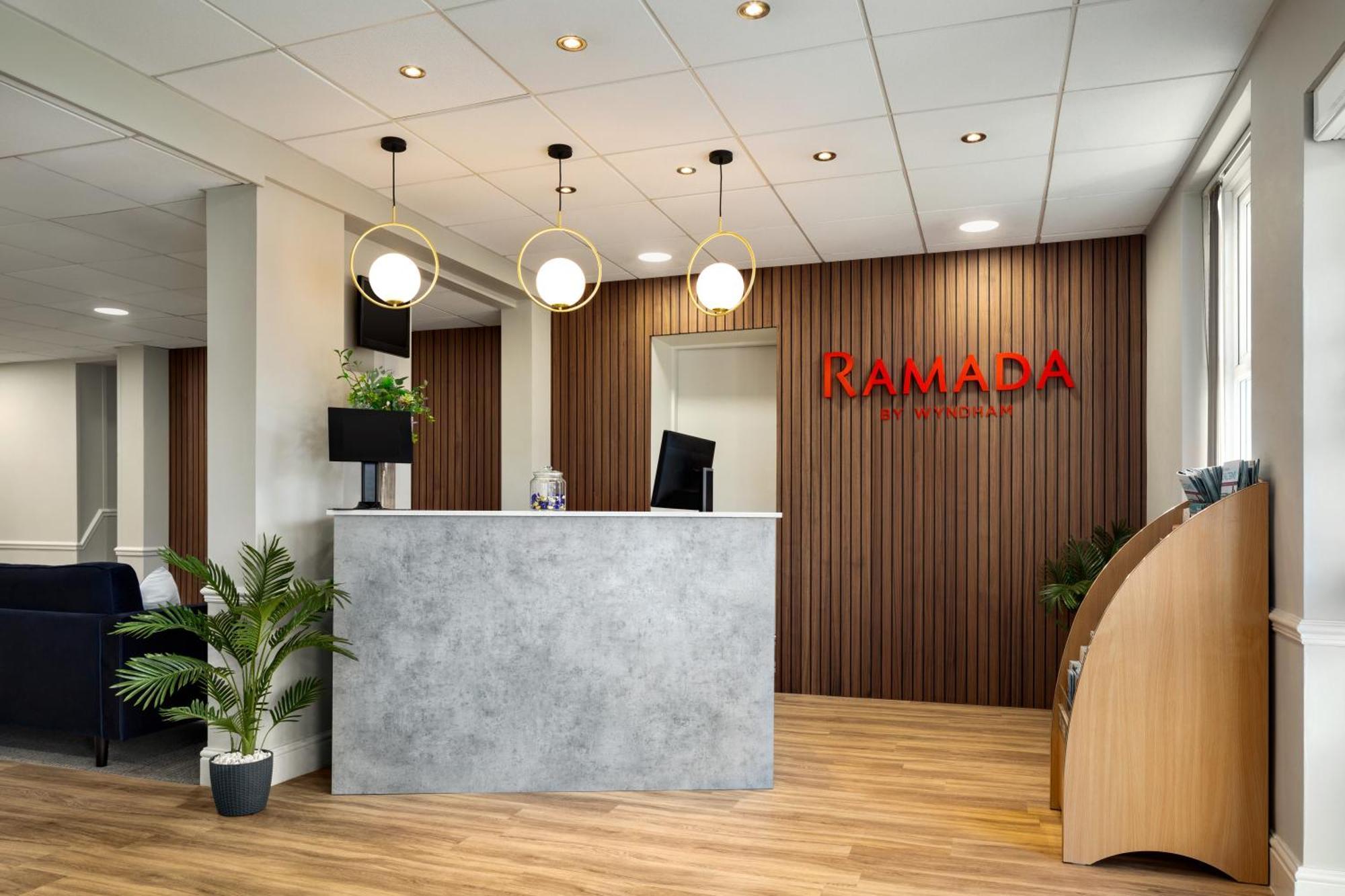 Ramada By Wyndham Cheltenham Golden Valley エクステリア 写真