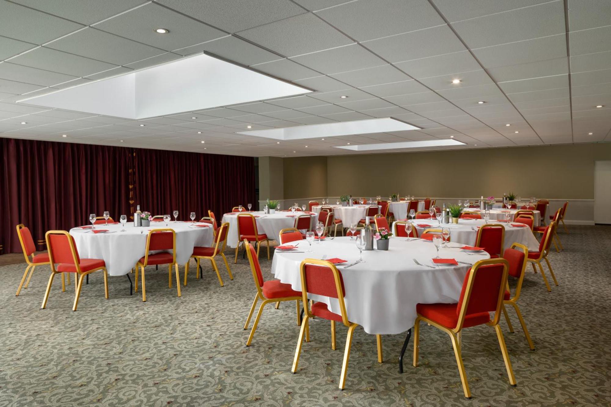Ramada By Wyndham Cheltenham Golden Valley エクステリア 写真