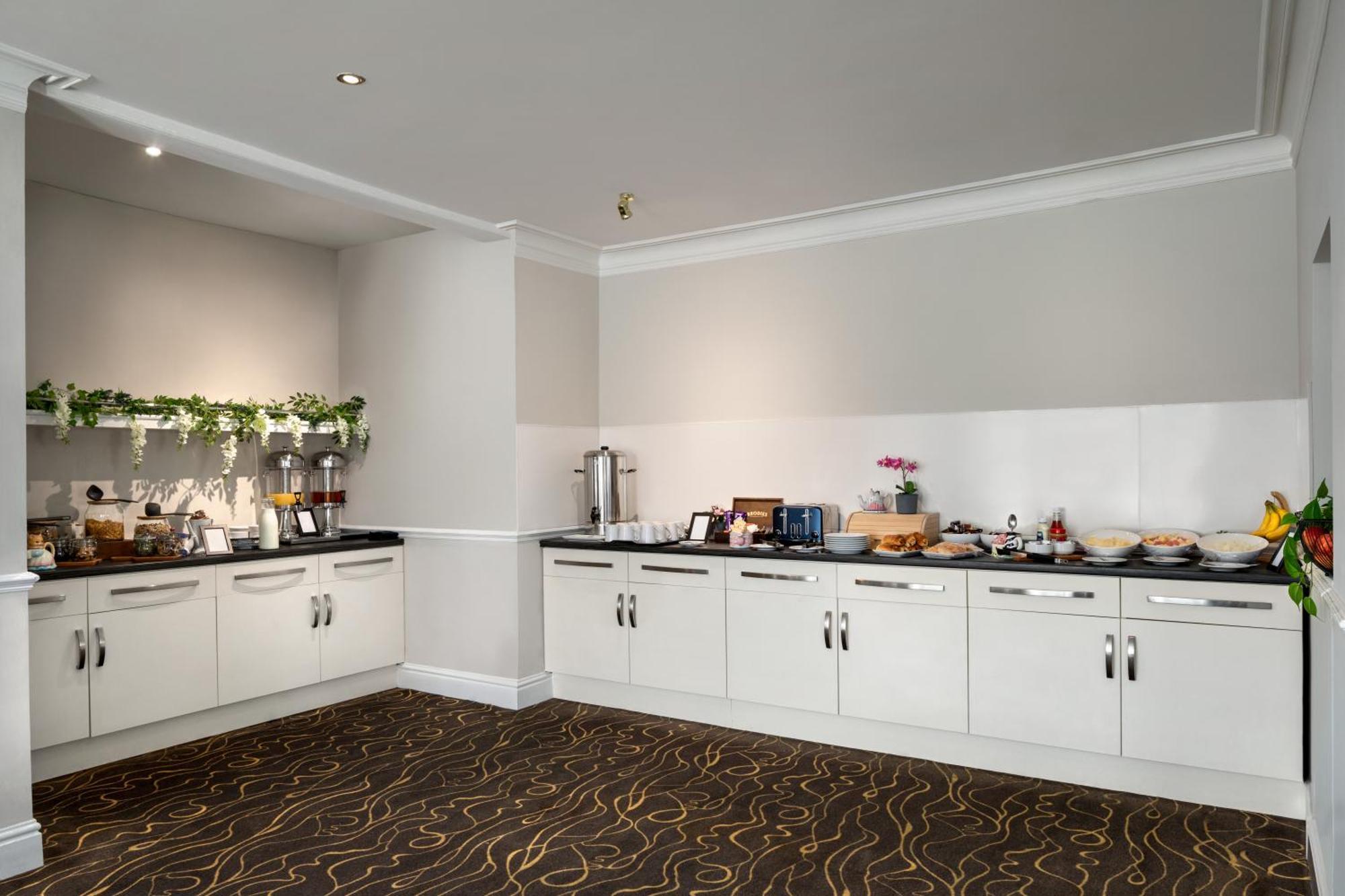 Ramada By Wyndham Cheltenham Golden Valley エクステリア 写真