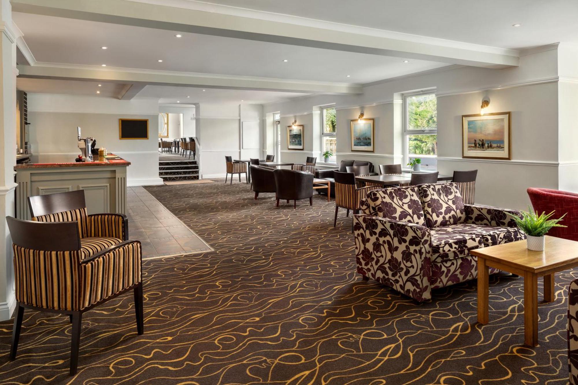 Ramada By Wyndham Cheltenham Golden Valley エクステリア 写真