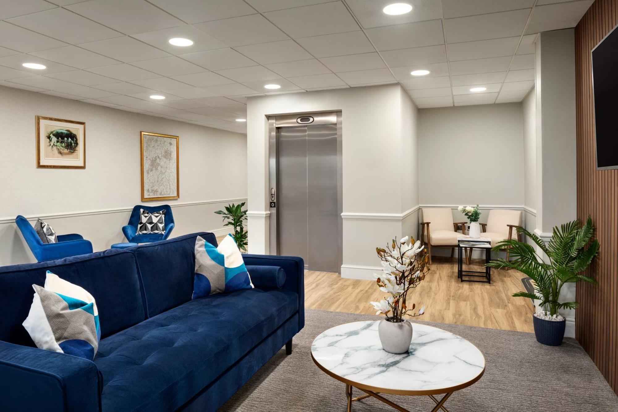 Ramada By Wyndham Cheltenham Golden Valley エクステリア 写真