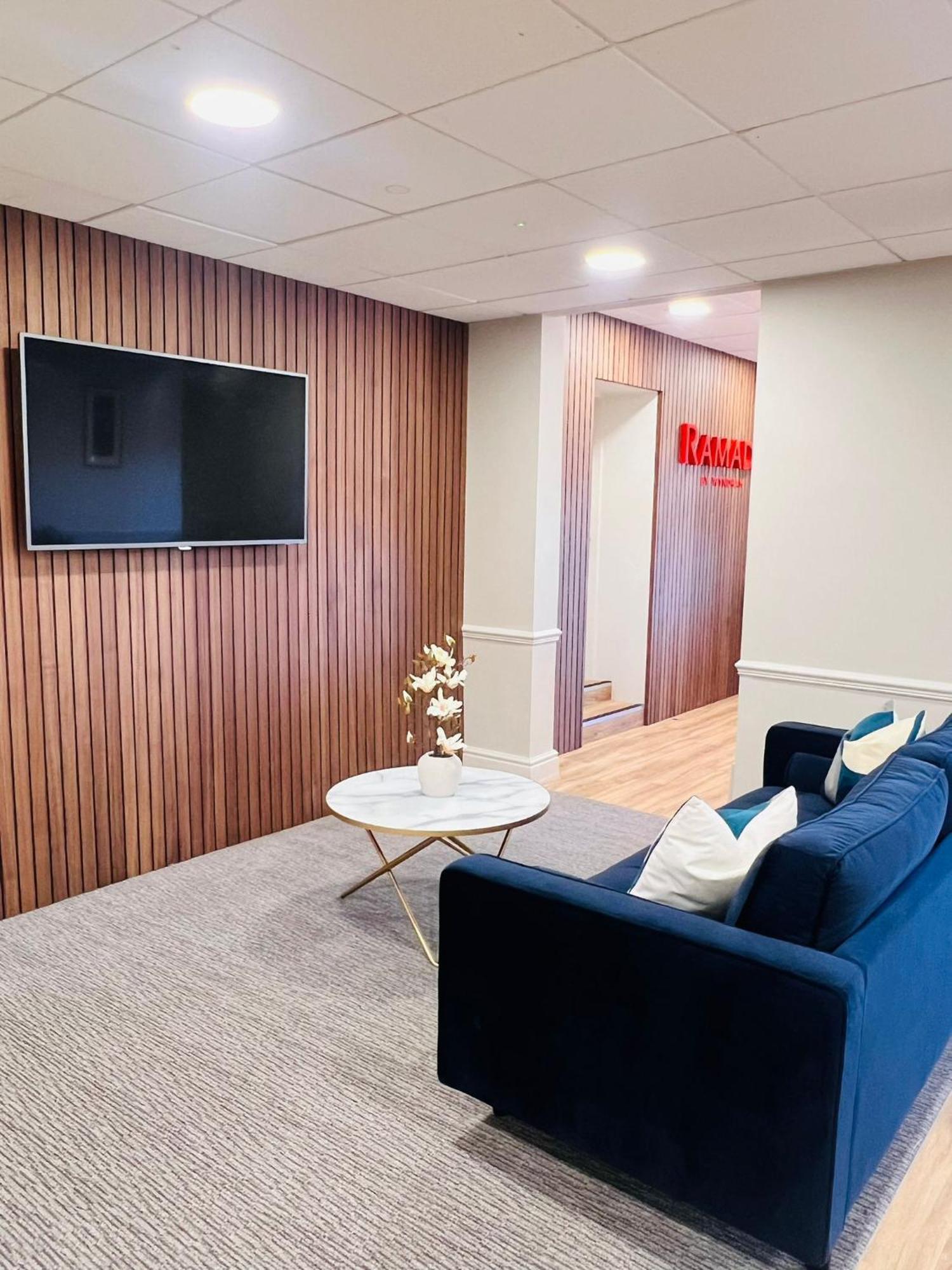 Ramada By Wyndham Cheltenham Golden Valley エクステリア 写真