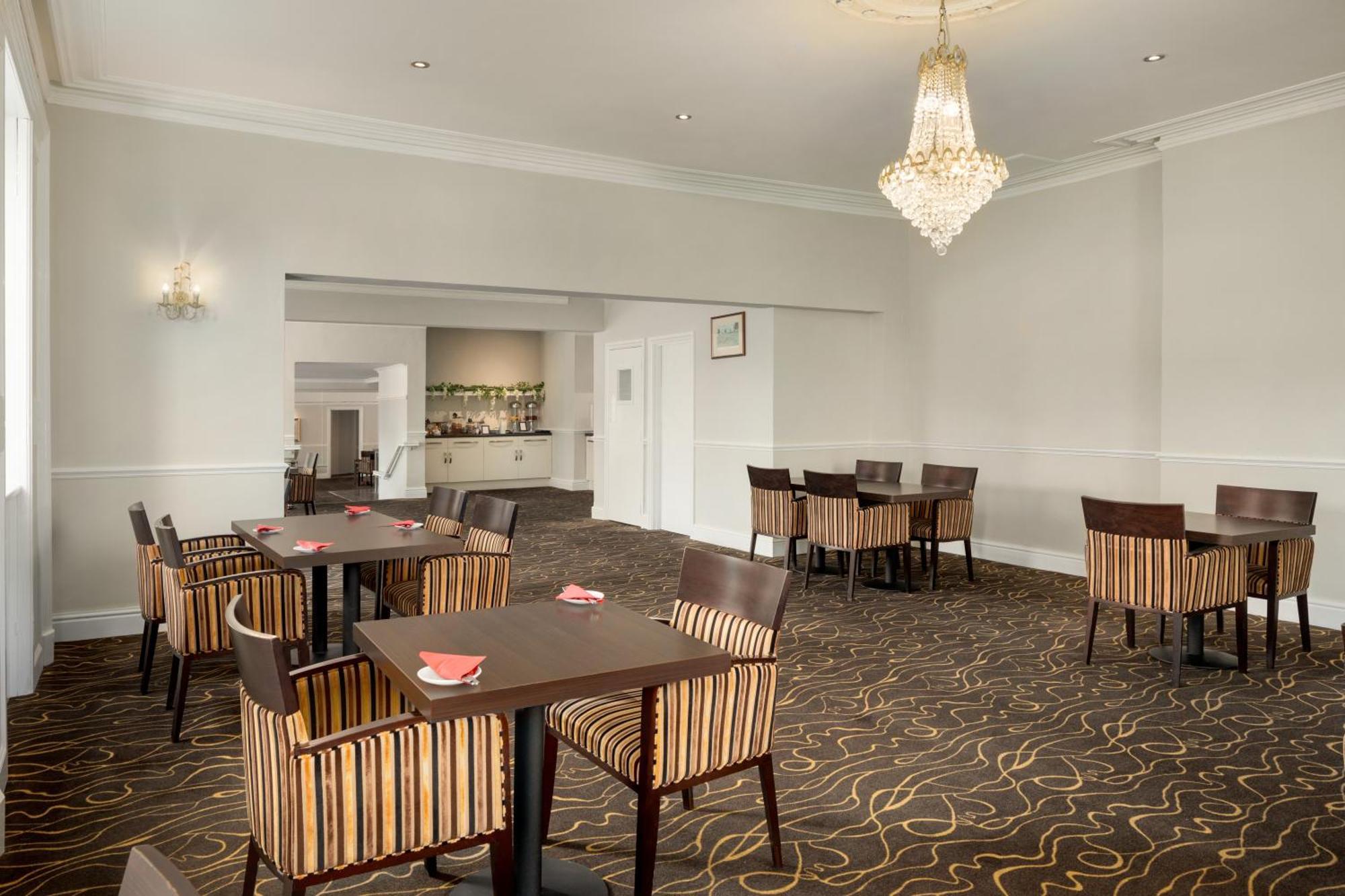 Ramada By Wyndham Cheltenham Golden Valley エクステリア 写真