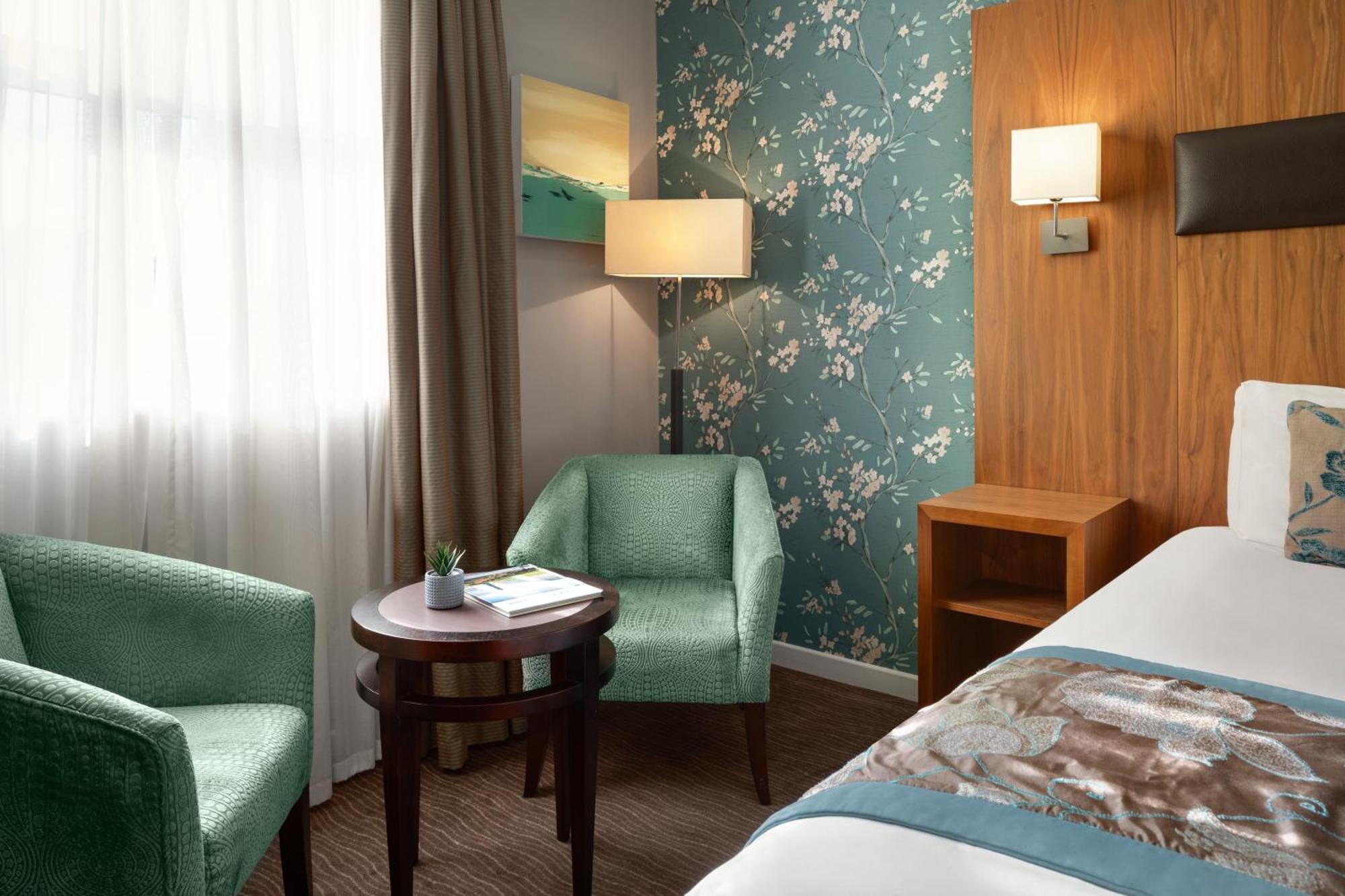 Ramada By Wyndham Cheltenham Golden Valley エクステリア 写真